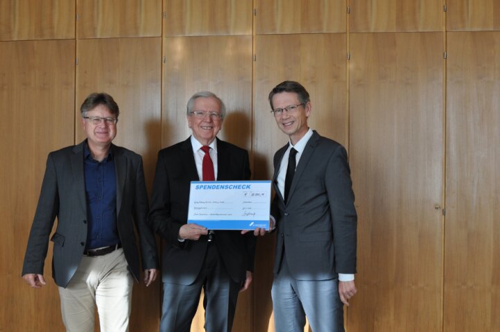 Rexroth Foundation handing over a donation for Ukraine aid